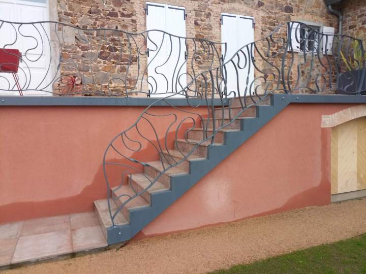 Expert en en menuiserie acier Les Ardillats