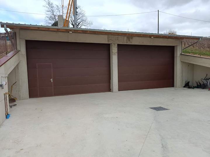 Installation de porte de garage sectionnelle Les Ardillats